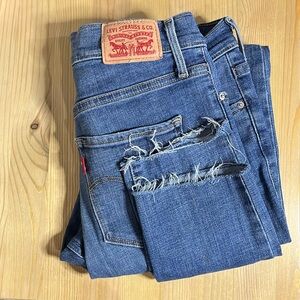 Levi’s 311 shaping skinny jeans. Medium wash. Size 28. Good length for 5’2 women
